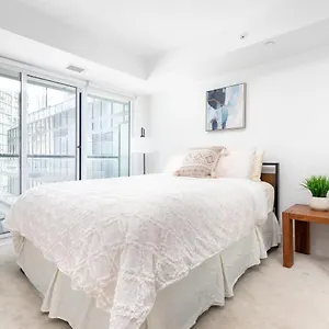 Apartment Upscale & Modern 2bd + Den 2ba Heart Of Downtown!, Toronto